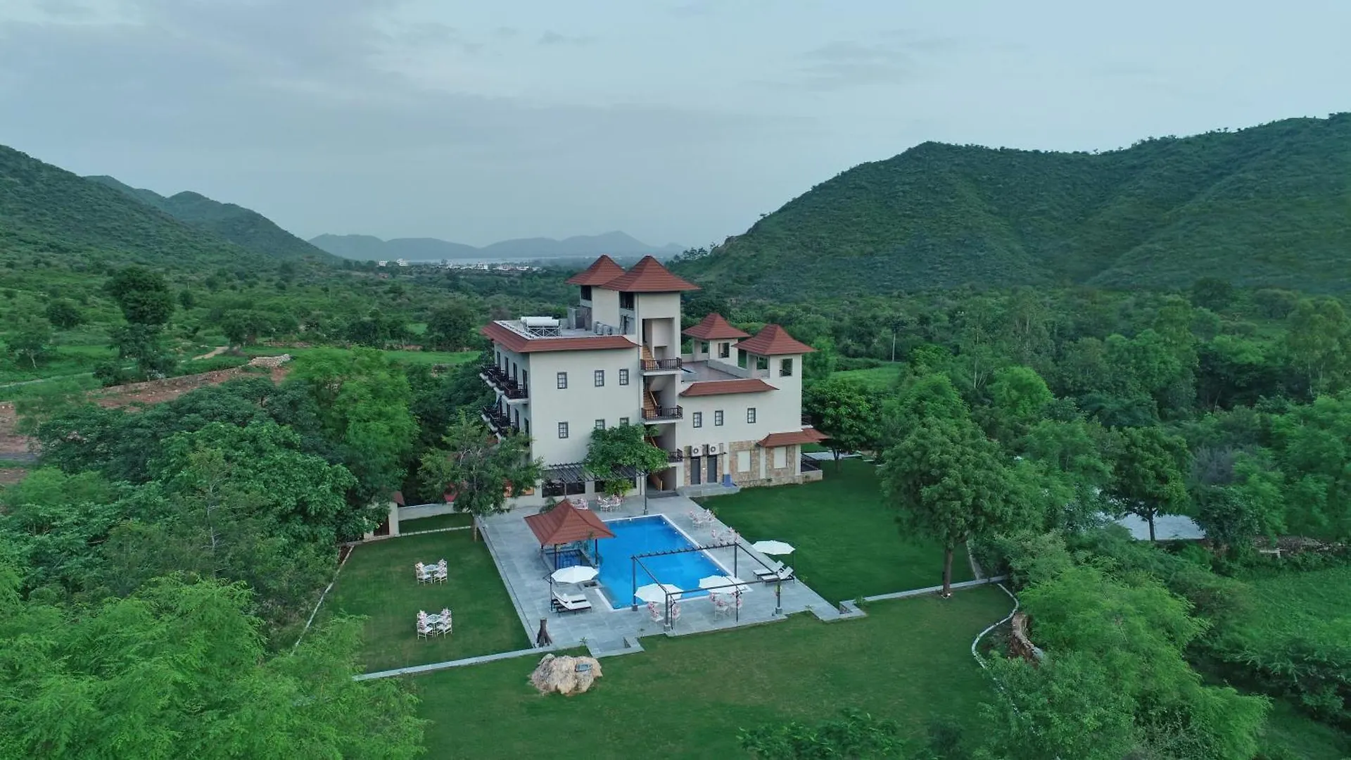 Hotel The Hunting Lodge - Luxury Resort In Udaipur India